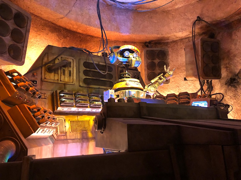 The droid DJ, R-3X, at Oga's Cantina in Black Spire Outpost, Galaxy's Edge in Disneyland